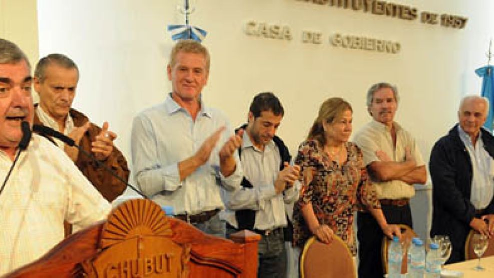 Mario Das Neves junto a otros dirigentes del Peronismo Federal. 