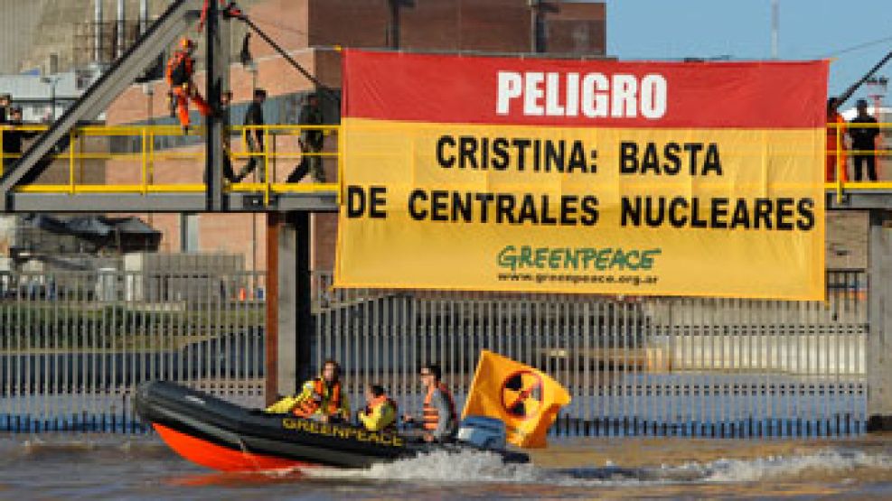 Activistas ingresaron banderas de protesta a las instalaciones de Atucha I, en la localidad de Lima, provincia de Buenos Aires.