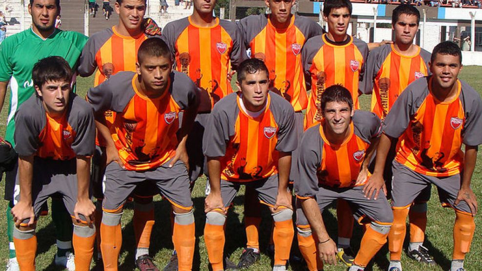 El equipo de Sportivo Barracas Bolívar, con la camiseta en homenaje a Kirchner.