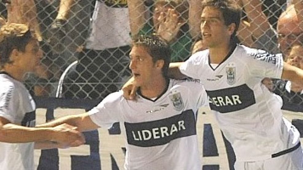 Masuero y Barros Schelotto se asocian al festejo de Neira tras marcar el delantero su primer gol.