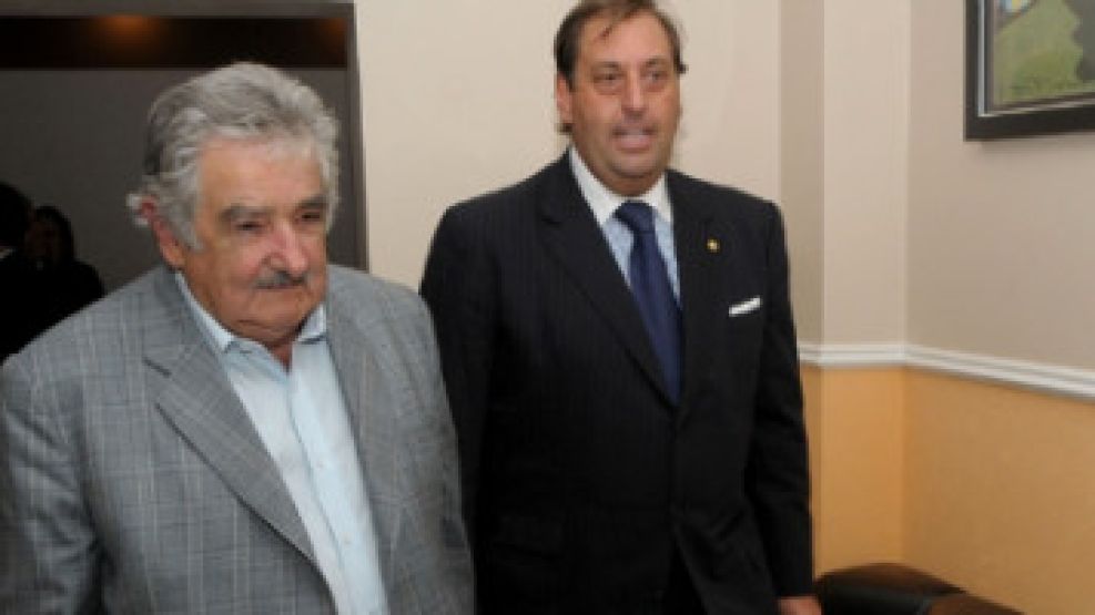 El presidente José Mujica, al retirarse del hospital militar.