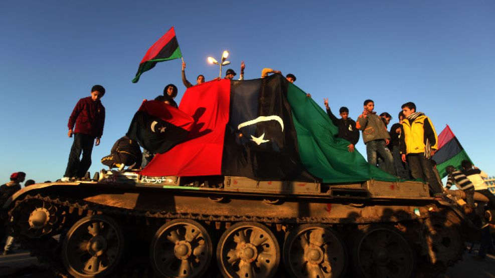 El territorio libio se prepara para vestirse con la bandera anterior al régimen de Kadafi.
