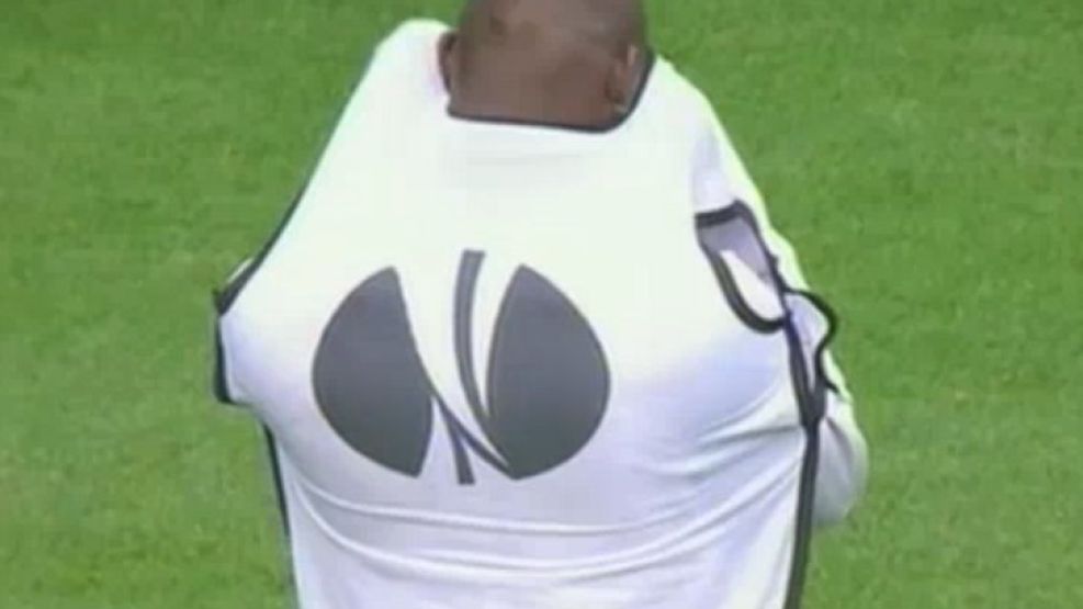 Un compañero de Balotelli imitó sus problemas para ponerse la pechera.