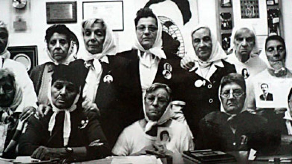 Imagen de Madres de Plaza de Mayo Línea Fundadora a inicios de los '90.