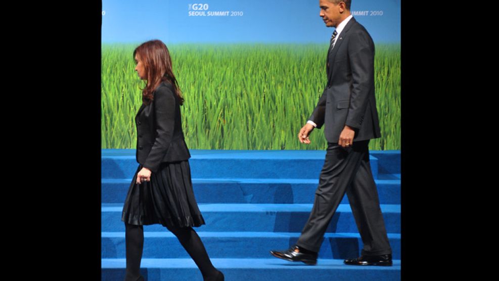 Cristina camina junto al presidente norteamericano en la Cumbre del G-20 en Corea del Sur. 