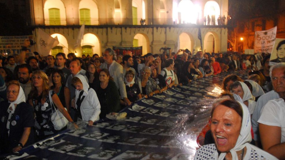 Diferentes organizaciones sociales, políticas y gremiales marcharon a la Plaza de Mayo con motivo del 35º aniversario del golpe cívico militar.