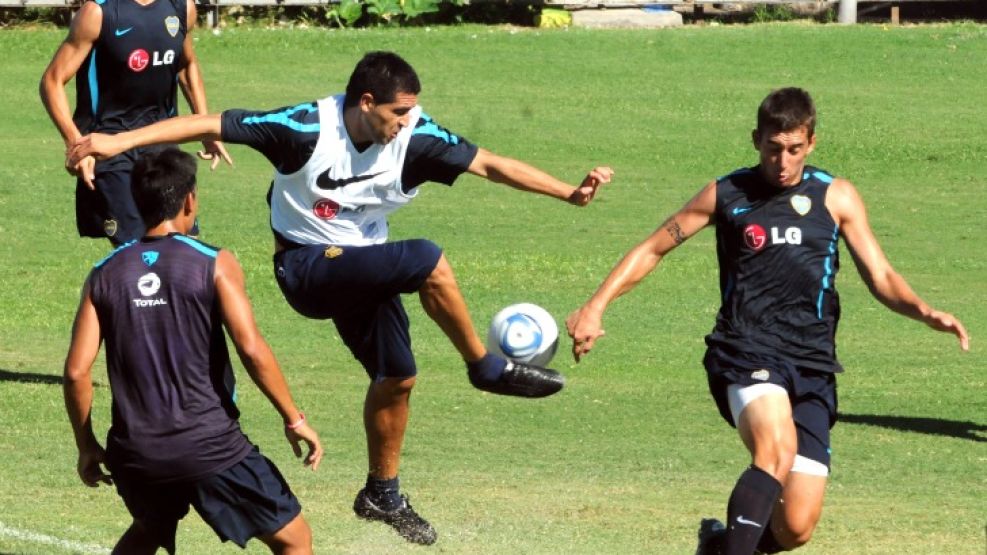 Riquelme metió un gol de tiro libre, luego de una repetición.