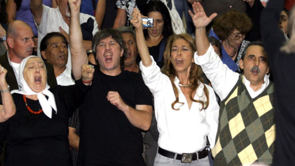 La titular de Madres de Plaza de Mayo, Hebe de Bonafini, junto a la ministra de Industria, Débora Giorgi, al secretario de Comercio, Guillermo Moreno, y al titular de la Autoridad Federal de Servicios