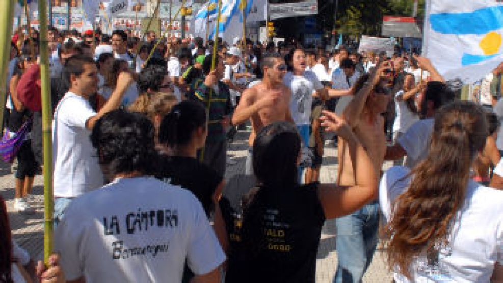 Militantes de la agrupación K La Cámpora cantan minutos antes del inicio de la movilización. 