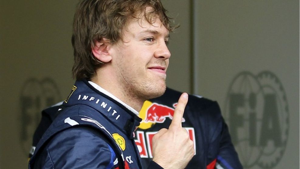Sebastian Vettel, de Red Bull, festeja tras terminar en primera posición en la sesión de clasificación para el Gran Premio de Australia.