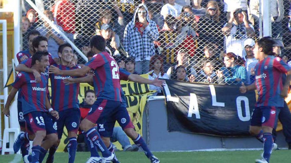 Todos abrazan a Salgueiro, autor del único gol del partido.