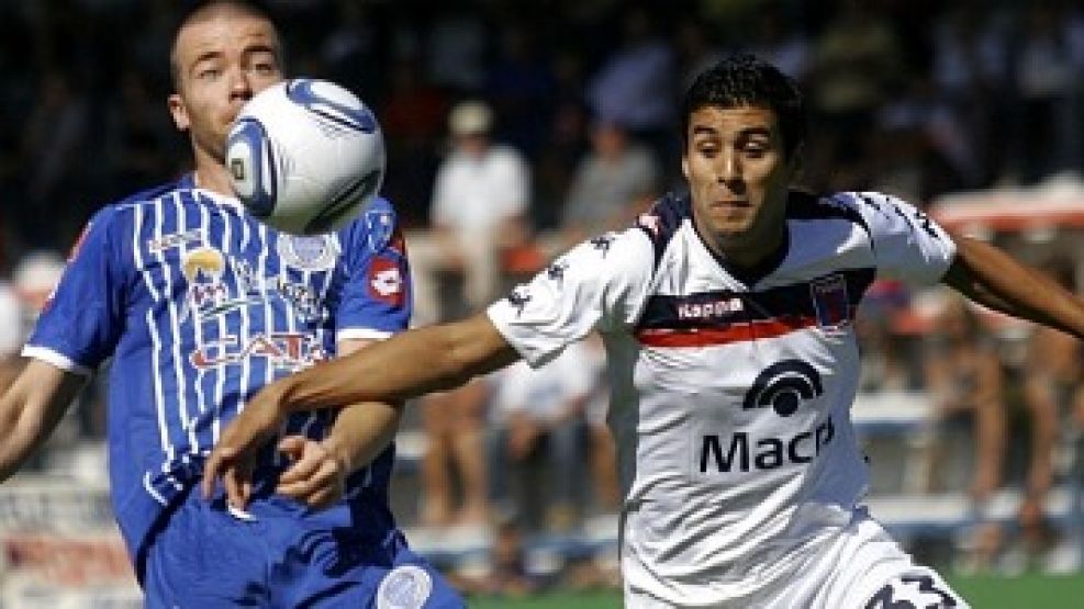 El uruguayo Pablo Cáceres le gana la posición a Donda, quien marcó el primer gol de Godoy Cruz y fue decisivo en el segundo.