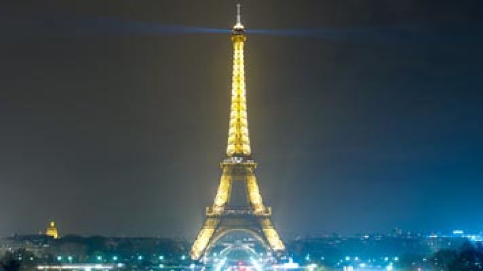 La Torre Eiffel se apagó por la "Hora del Planeta".