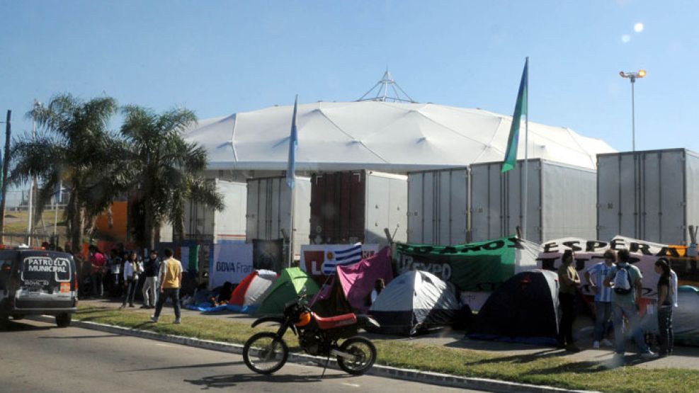 Los fanáticos esperan con carpas y bolsas de dormir.