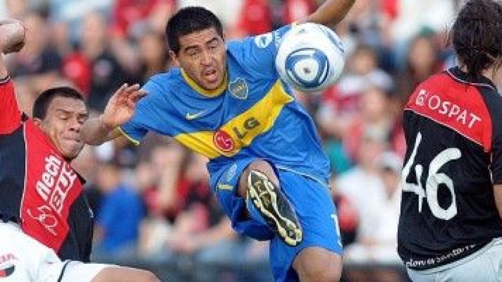 Riquelme saca un remate rodeado de jugadores de Colón.