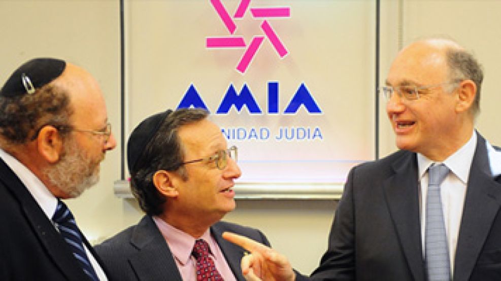 El canciller Héctor Timerman junto al titular de la AMIA, Guillermo Borger. 