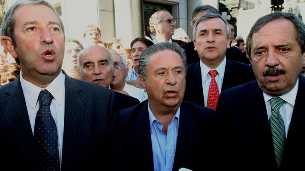 Cobos, Duhalde, Morales y Ricardo Alfonsín, en el homenaje a su padre.