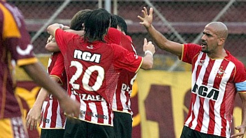 Verón y todo Estudiantes felicitan a Federico Fernández tras su gol.