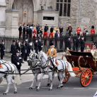 La pareja hizo el recorrido en una carroza fabricada en 1902, una joya de la flota de la Corona británica, que les cedió la Reina, y que fue la misma en la que se desplazaron Diana y Carlos, hace 30 años | EFE