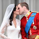 El príncipe Guillermo y su ahora ya esposa, Kate Middleton, sellaron públicamente este viernes con un beso su matrimonio en el balcón del palacio de Buckingham, ante cientos de miles de admiradores | AFP