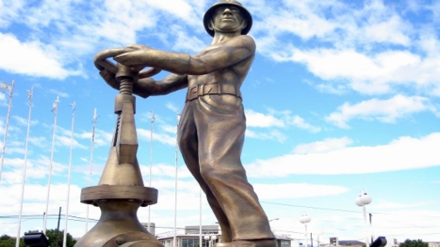 gorosito-monumento-en-homenaje-al-trabajador-del-petroleo-en-santa-cruz-fotodyn
