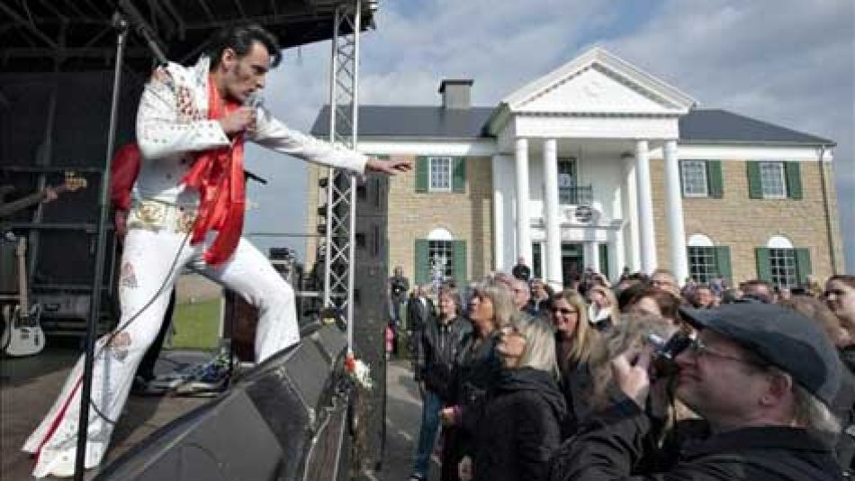  Henrik Busborg (i), un imitador del cantante estadounidense Elvis Presley, actúa durante la inauguración de "Graceland Randers", una réplica de la mítica casa del "rey del rock" en Memphis, en Randers, Dinamarca. EFE 