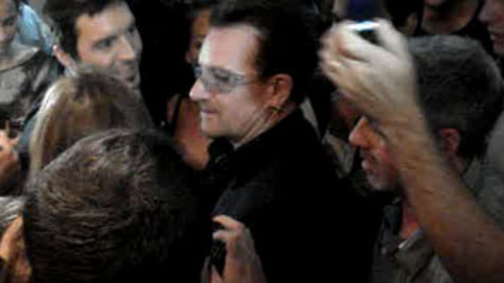 Bono caminando por Buenos Aires