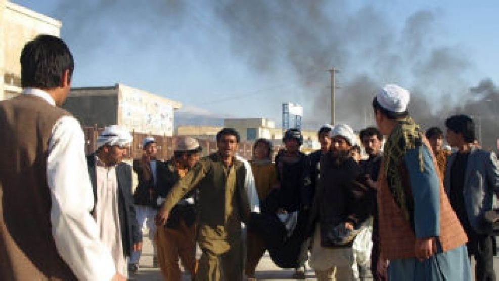 Trasladan a un herido tras el ataque a una sede de la ONU en Mazar-i-Sharif.