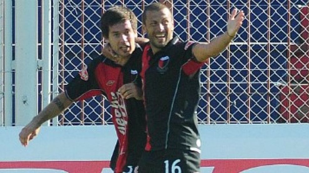 Moreno y Fabianesi abraza a Lautaro Acosta, autor de los dos goles de Colón.