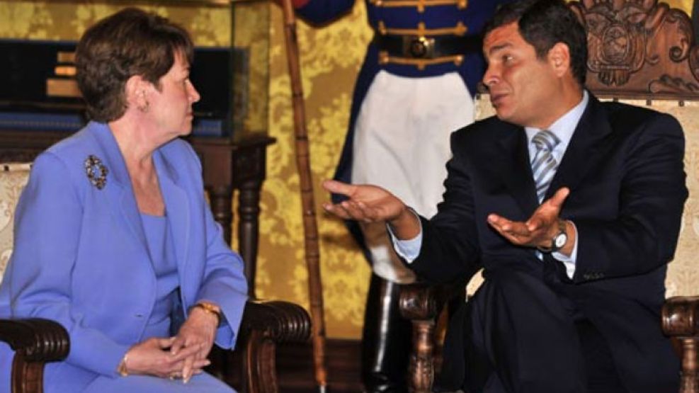 El mandatario ecuatoriano declaró persona non grata a la diplomática por sus supuestas críticas a la policía.