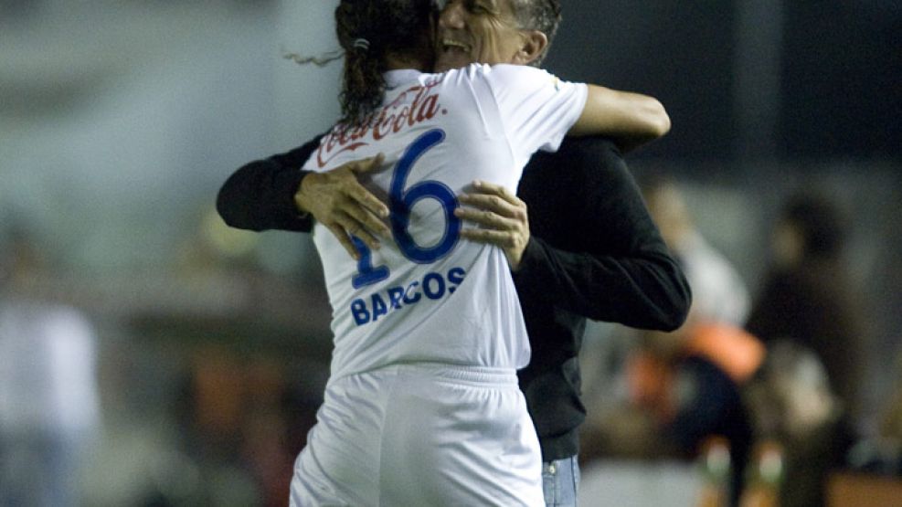 Hernán Barcos festeja con Edgardo Bauza el empate de Liga. 