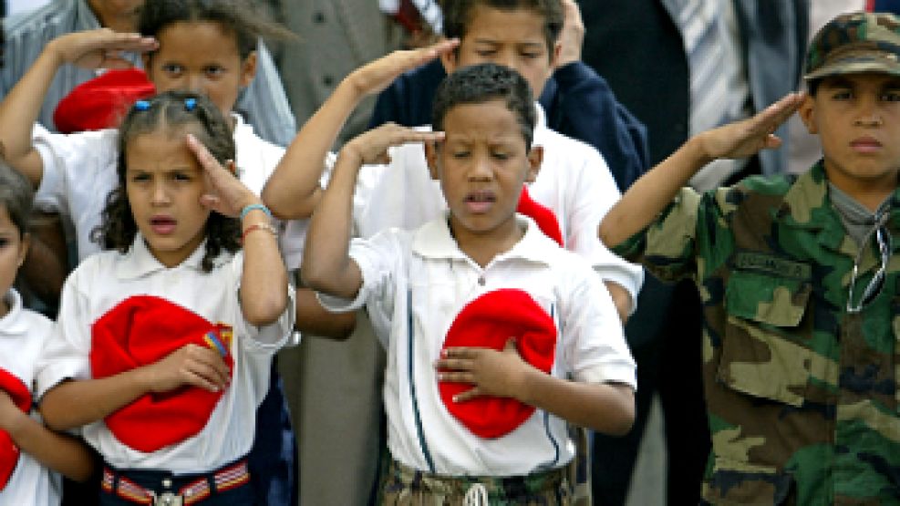 Las escuelas bolivarianas se preparan para la instrucción militar.