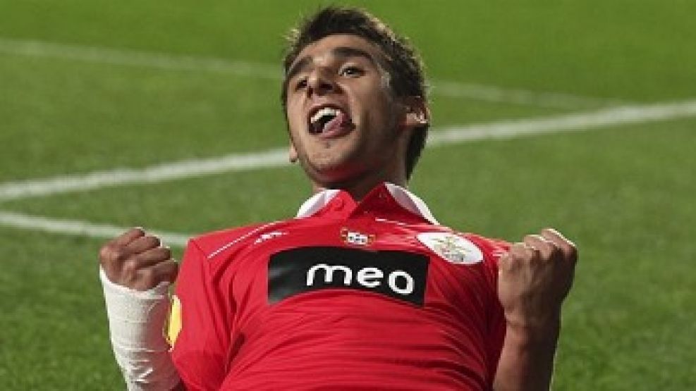 Salvio celebra tras anotar ante el PSV Eindhoven.