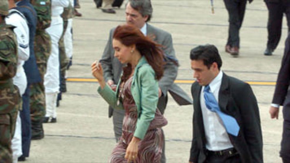 Isidro Bounine, el secretario que le lleva las valijas a Cristina.