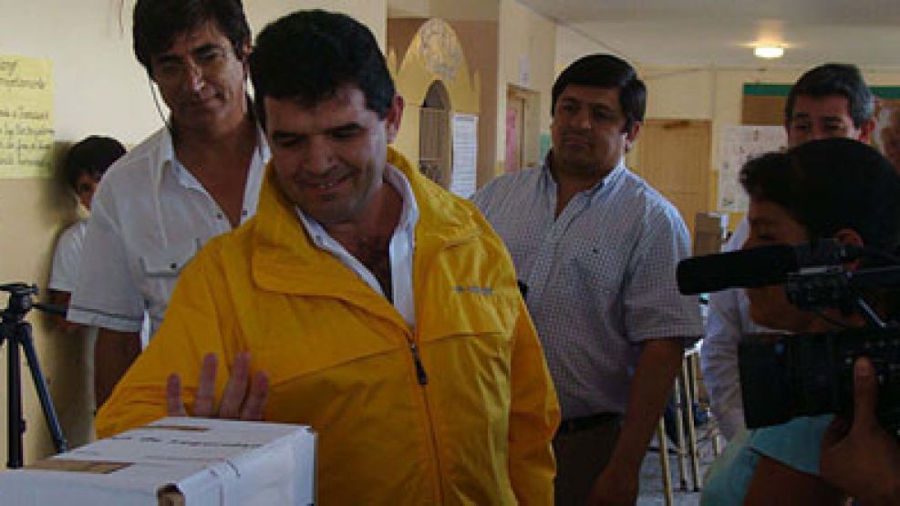 El diputado nacional Alfredo Olmedo al emitir su voto. Tuvo el apoyo de la influyente familia Romero.
