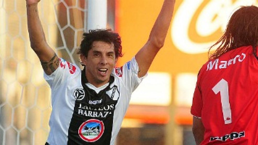 Hugo Barrientos sale festejando su gol, mientras el arquero Islas reclama un inexistente offside.