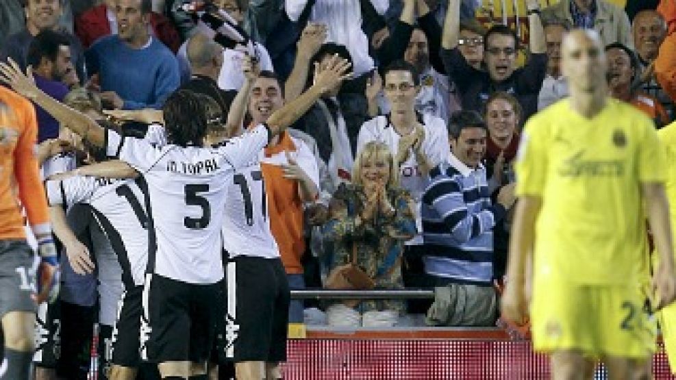 Banega es abrazado por sus compañeros tras marcar ante el Villarreal.