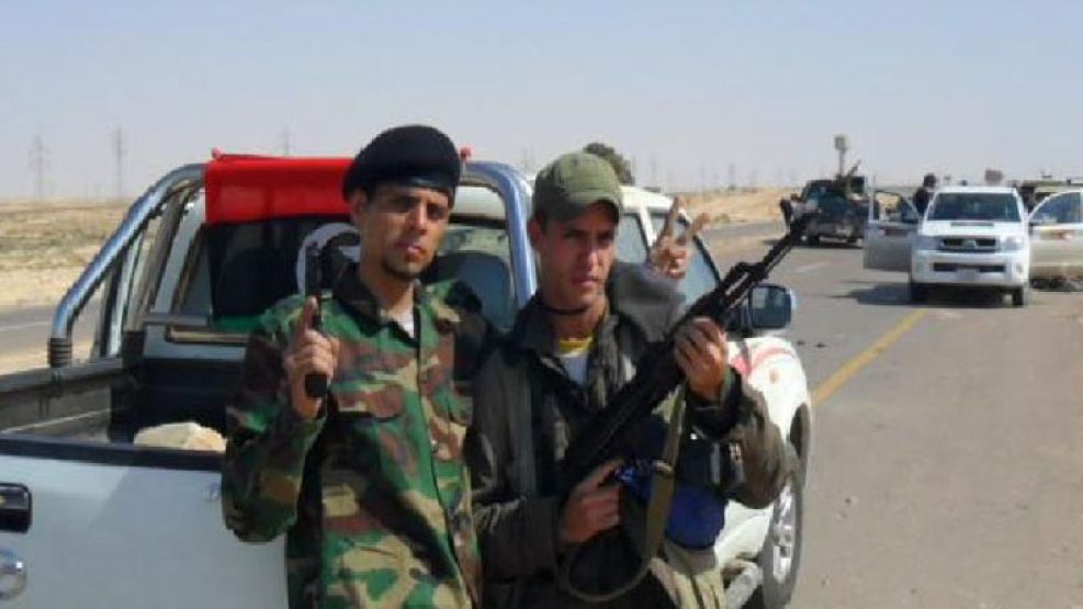 El joven mendocino, a la derecha, junto a un rebelde en el este de Libia.
