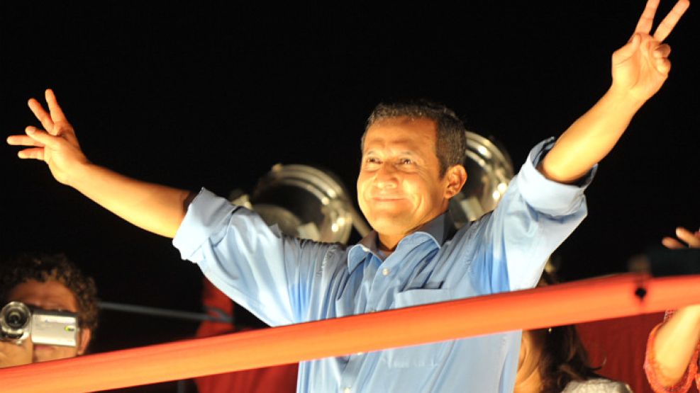 Ollanta Humala saluda desde su bunker tras obtener el pase al ballotage.
