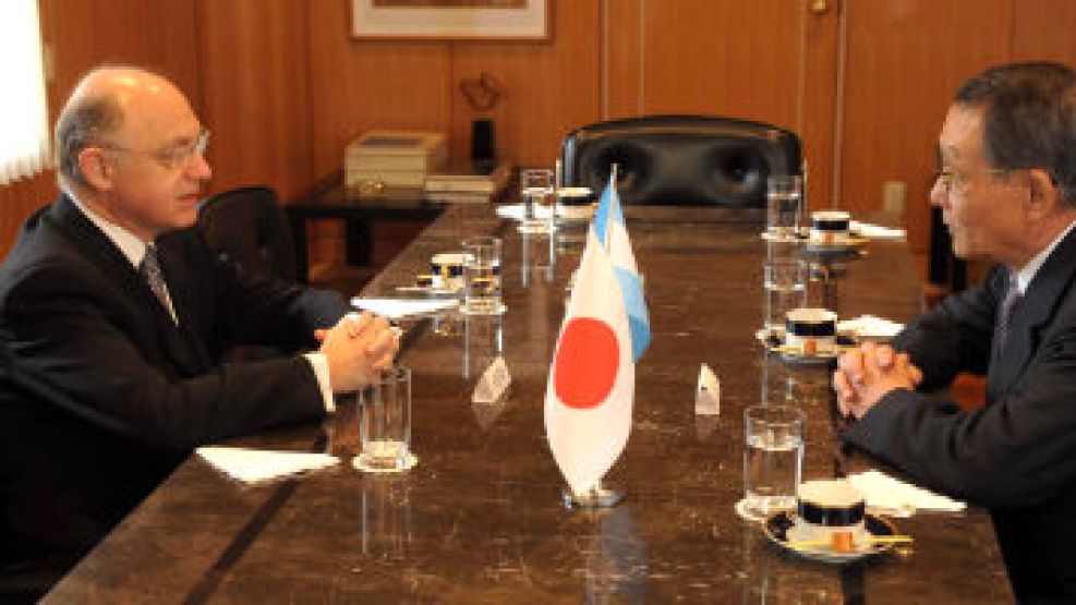 Timerman junto a Mikio Sasaki, uno de los máximos directivos de la poderosa Corporación Mitsubishi.