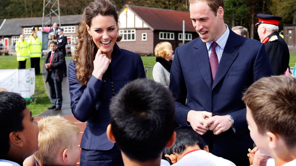 El príncipe Guillermo y su futura esposa Kate Middleton en una visita a estudiantes primarios en Witton County Park, Darwen.
