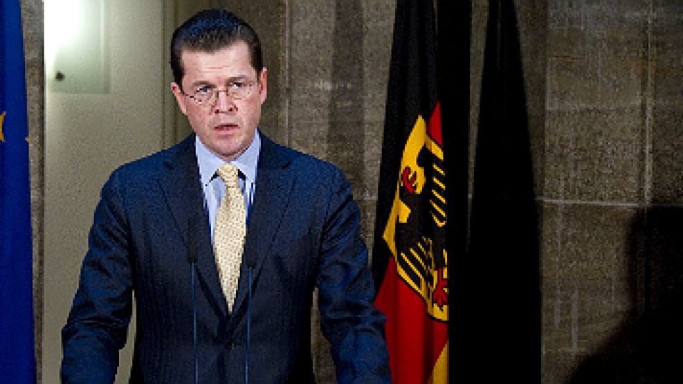 El ex ministro Karl-Theodor zu Guttenberg, en el momento en que anunciaba su renuncia.