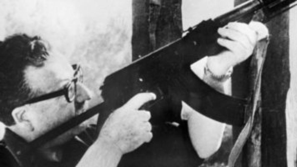 Salvador Allende con su rifle AK-47, de fabricación rusa.