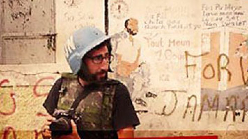 El fotoperiodista free lance español, Manu Bravo, estaría preso en una cárcel del gobierno de Kadafi.