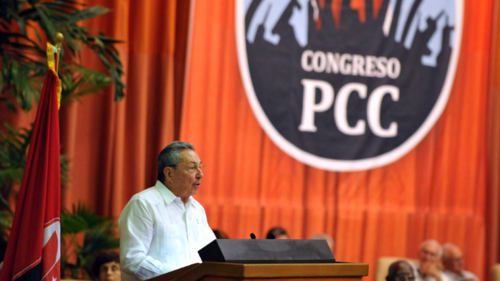 El presidente cubano, Raúl Castro, durante su discurso de apertura del 6º Congreso del Partido Comunista, en La Habana.