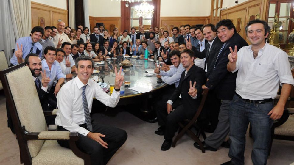 Los integrantes de La Cámpora, junto al ministro Randazzo y el "Chino Zaninni" en la Casa Rosada.