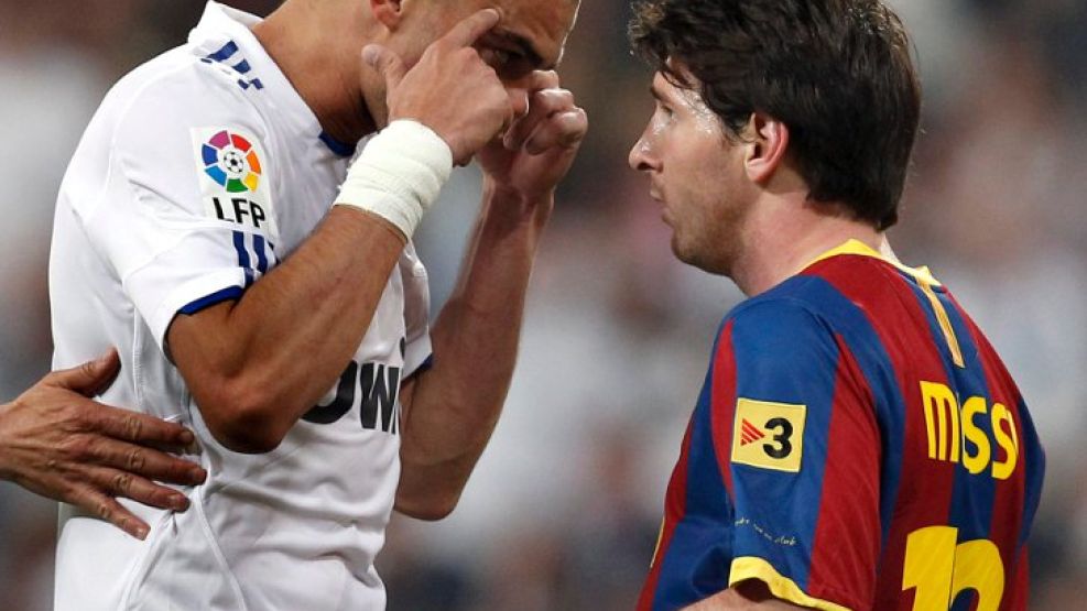 Messi, increpado por Pepe tras su pelotazo contra la tribuna.