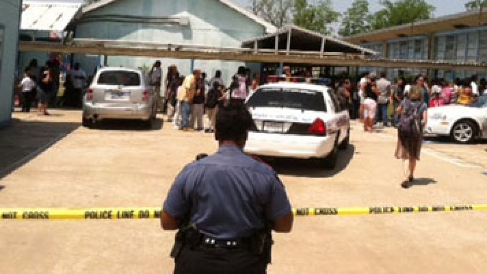 Un policía impide el paso en el Ross Elementary School, donde casi se produce otra tragedia escolar.