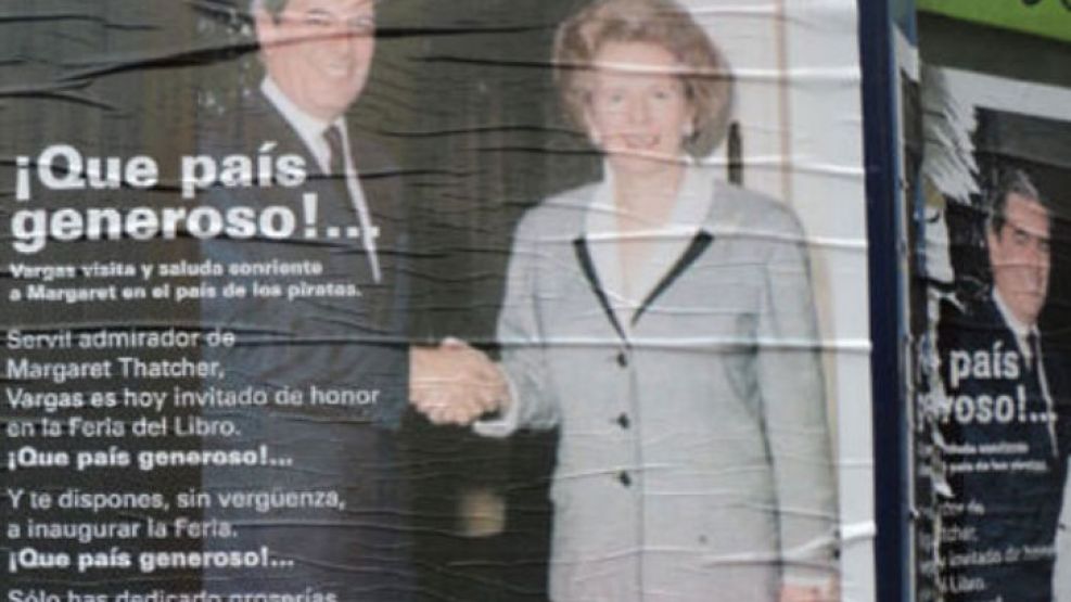 El afiche que el empresario K de la carne le dedicó al Nobel de Literatura. Es una imagen de los '80 junto a Margaret Tathcer, la Primer ministro británica durante la Guerra de Malvinas.