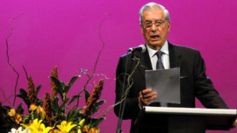 Vargas Llosa habló del maravilloso mundo que crean los libros no para evadirnos de la realidad sino, por el contrario, para intentar cambiarla.